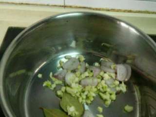 意式蔬菜汤,汤锅中加入橄榄油，放入香叶  蒜   水  洋葱翻炒。