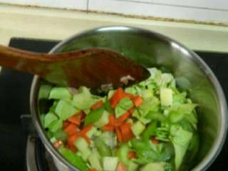 意式蔬菜汤,放入所有的蔬菜粒加番茄酱翻炒。