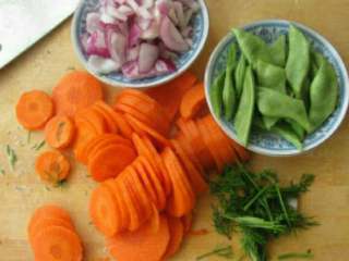 西式胡萝卜浓汤,洋葱切碎，扁豆切段，胡萝卜切片，小茴香切碎。