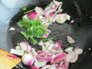 西式胡萝卜浓汤,锅中放橄榄油烧热，倒入洋葱和小茴香炒出香味。