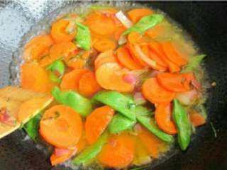 西式胡萝卜浓汤,加适量清水，加盖煮半小时关火冷凉。