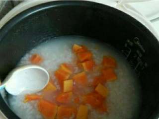 冰糖木瓜粥,米粥煮烂加入木瓜块儿。