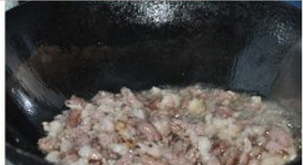 炒拉面,腌制好的羊肉用油炒熟盛出备用