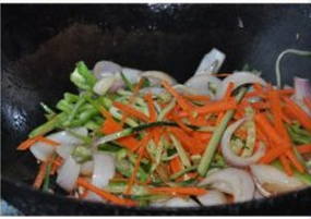 炒拉面,再次烧热油锅下入圆葱、尖椒、胡萝卜都微微翻炒盛出