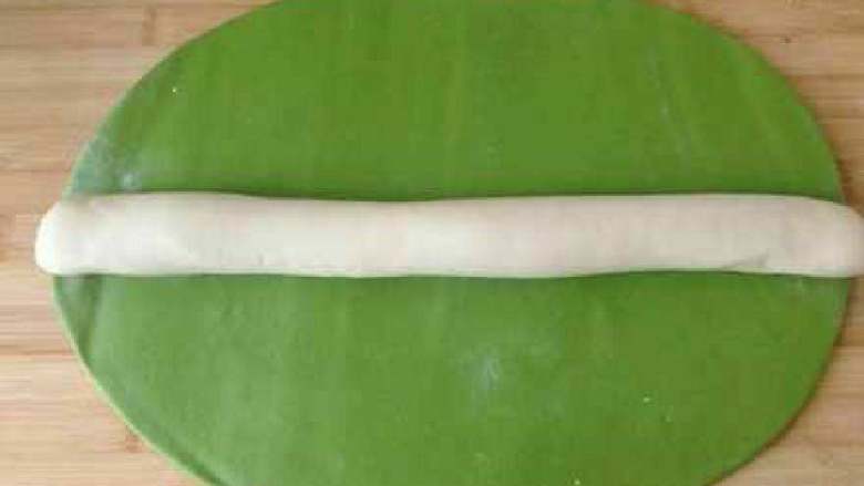 翡翠饺子, 把白色面团放在绿色面团上面。