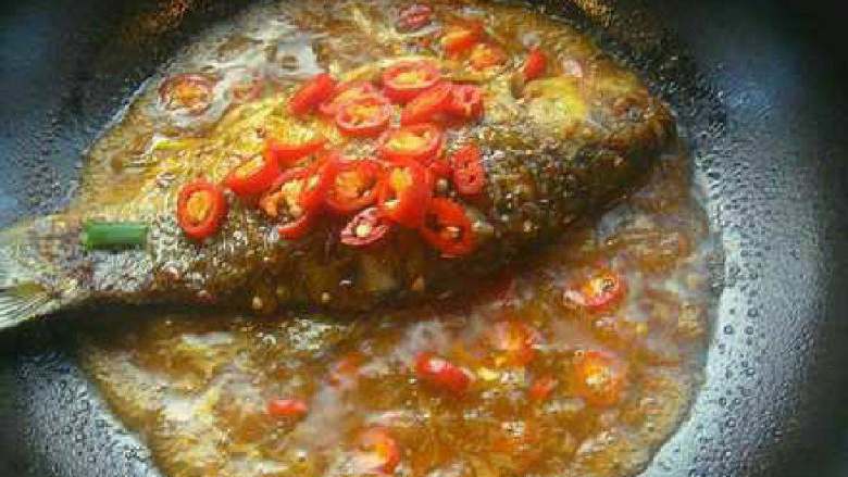酱焖鲫鱼,待锅内汤汁所剩不多时，加入辣椒圈继续煮1分钟。