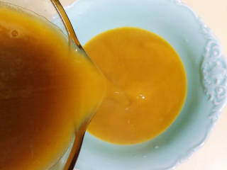 南瓜银耳莲子羹,将满满胶原蛋白的南瓜银耳莲子羹倒入碗中。