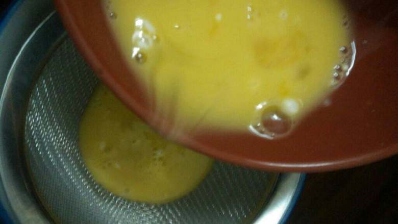 西红柿圈圈,用细筛过滤一遍蛋液