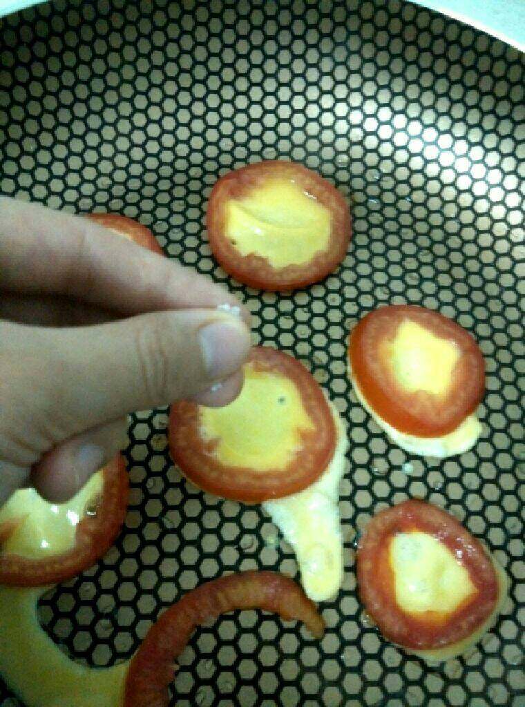 西红柿圈圈,中小火煎至底部蛋液凝固时撒上细盐即可