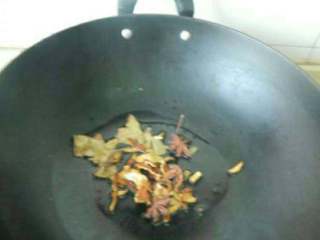 秘制手撕牛肉干,炒锅倒油放入香叶，八角和陈皮炒香。