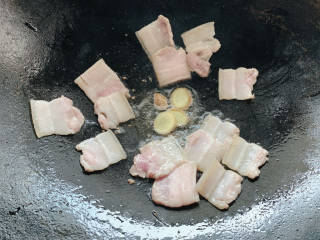 干锅菜花五花肉,加入姜片爆炒出香味。