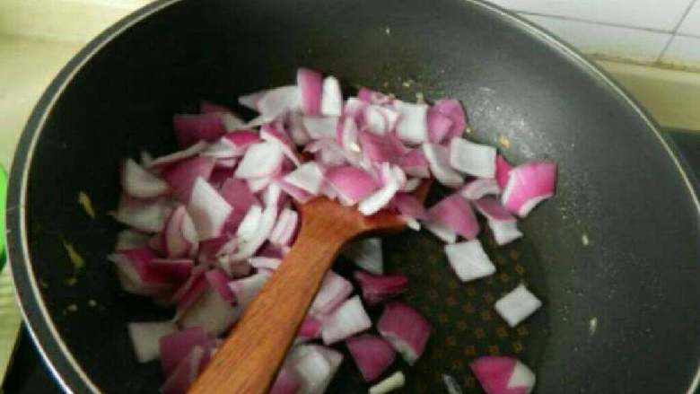 秋葵洋葱炒鸡蛋,锅中再放少许盐爆香姜末，倒入洋葱加盐翻炒。
