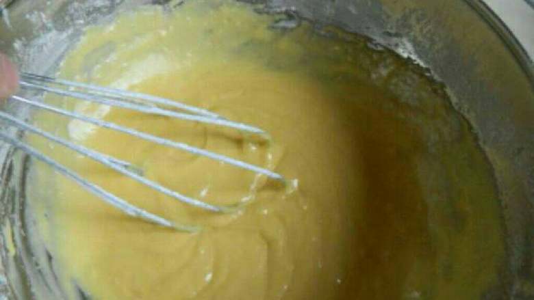 香蕉黄油蛋糕,搅拌至蛋黄面糊细滑。