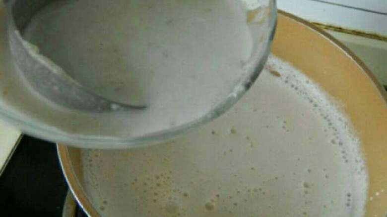 香滑杏仁糊,煮开的牛奶杏仁加入糯米糊搅拌均匀。