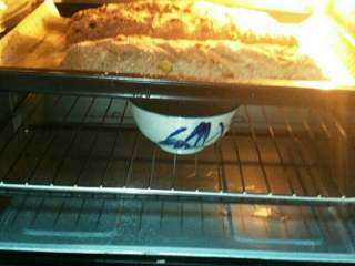 欧式面包_黑麦核桃面包,把面包放入预热好的烤箱中，下面放一碗水，180度烤25分钟即可