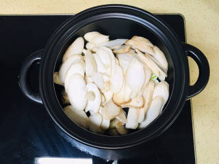 虾仁豆腐煲,准备好砂锅，加入杏鲍菇片
