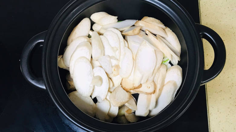 虾仁豆腐煲,准备好砂锅，加入杏鲍菇片