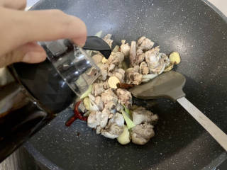 香菇烧鸭肉➕香菇山药烧鸭肉,加入一茶匙老抽，翻炒上色