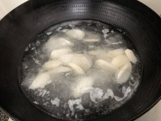 草菇炒山药,锅烧热水，加入山药捞一下去除粘液