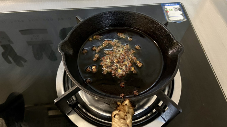 口水鸡丝,来准备调味汁：热锅凉油，下花椒，小火煸出花椒香味后，把花椒沥油捞出，注意不要炸糊了，会发苦