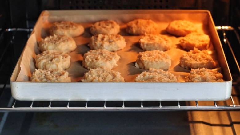 麦乐鸡,烤箱提前上下火220度预热，将烤盘放进中层烤15-20分钟。
