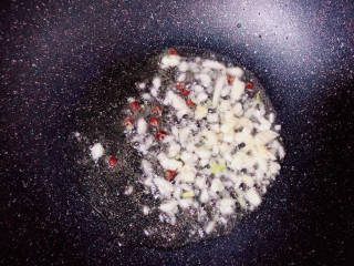 茄汁花菜,锅中倒入油，放入花椒粒、蒜末爆香。
