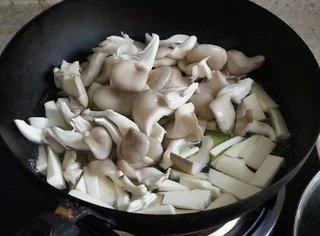 干锅牛蛙,所有蔬菜切段，入热水锅焯熟备用。