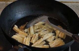 干锅牛蛙,腐竹泡发后，也入热水锅焯熟。