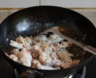 干锅牛蛙,热锅下油，加牛蛙煸炒至断生，起锅备用。