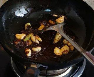 干锅牛蛙,下调好的酱，炒香。