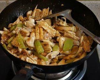 干锅牛蛙,把牛蛙和所有蔬菜依次放入锅内，炒啊炒，翻啊翻，不用加水，再调下咸淡。