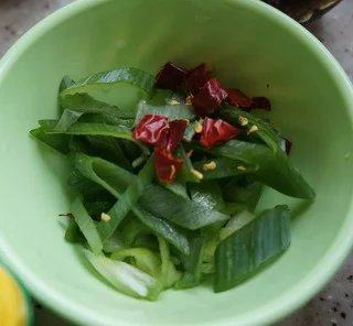 干锅牛蛙,加入葱段和辣椒段。