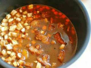 排骨焖饭,再把锅中的排骨连同汤汁一起倒入电饭煲里，用标准煮饭模式煮好后再焖十分钟。