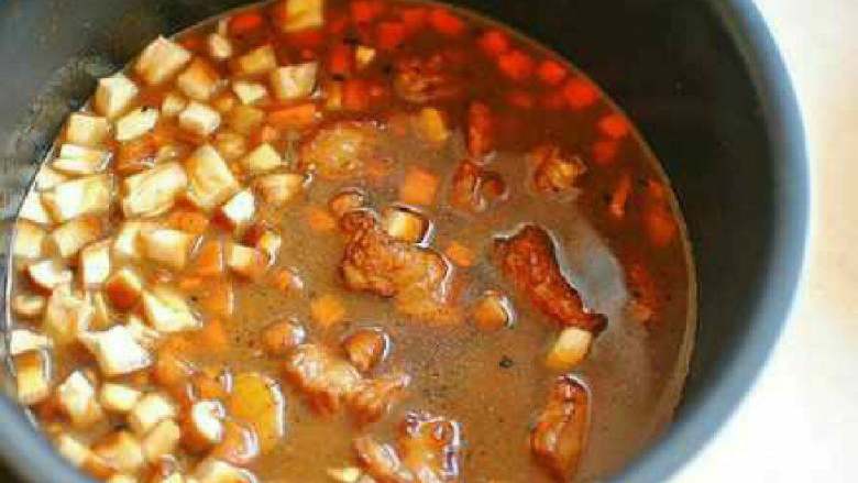排骨焖饭,再把锅中的排骨连同汤汁一起倒入电饭煲里，用标准煮饭模式煮好后再焖十分钟。