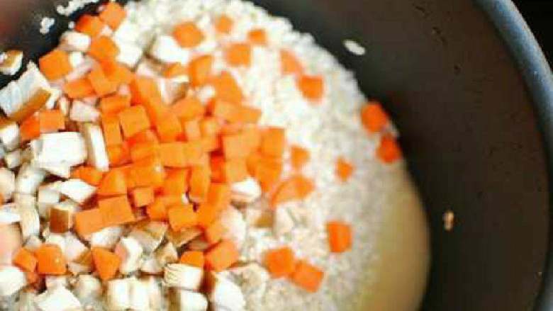 排骨焖饭,东北大米和圆糯米放在一起淘洗干净后，放入香菇丁儿和胡萝卜丁儿。