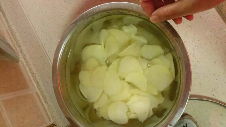 最适合夏天的酸辣土豆片,捞起，过冷水