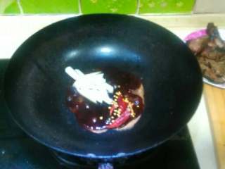 爆炒蛤蜊,然后放入葱丝和红辣椒