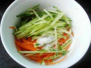 梨汁蔬菜沙拉,黄瓜、胡萝卜洗净切丝，加适量盐和白糖稍腌制。