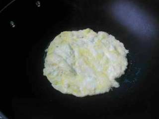 梨汁蔬菜沙拉,鸡蛋一枚加盐打散，油锅内摊成蛋饼。