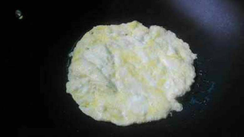 梨汁蔬菜沙拉,<a style='color:red;display:inline-block;' href='/shicai/ 9'>鸡蛋</a>一枚加盐打散，油锅内摊成蛋饼。