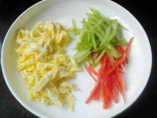 梨汁蔬菜沙拉,鸡蛋晾凉后切丝；青红椒切丝。