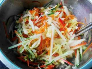 梨汁蔬菜沙拉, 所有的材料混合浇上调料汁腌制半小时即可。