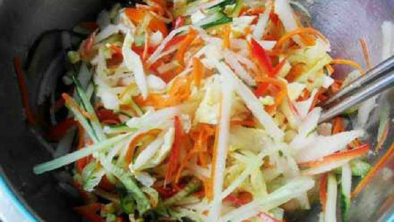 梨汁蔬菜沙拉, 所有的材料混合浇上调料汁腌制半小时即可。