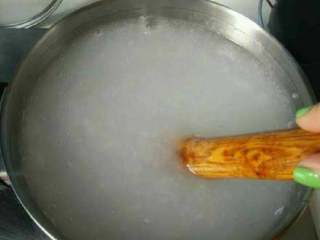自制绿豆凉粉,5碗水放锅内烧开，一手拿擀面杖，一手拿水淀粉碗，边搅拌边倒入，用擀面杖搅效果好。