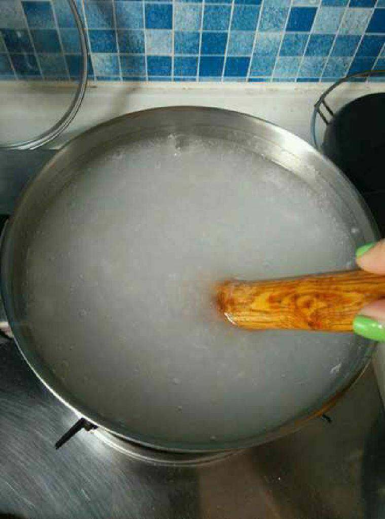 自制绿豆凉粉,5碗水放锅内烧开，一手拿擀面杖，一手拿水淀粉碗，边搅拌边倒入，用擀面杖搅效果好。