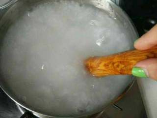 自制绿豆凉粉, 倒入后继续搅拌加热，慢慢锅里开始冒泡，继续搅拌 至冒大泡时在煮1分钟即可关火。