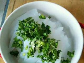 自制绿豆凉粉,切成你喜欢的宽度，切一些嫩蒜苗和香菜末洒上。