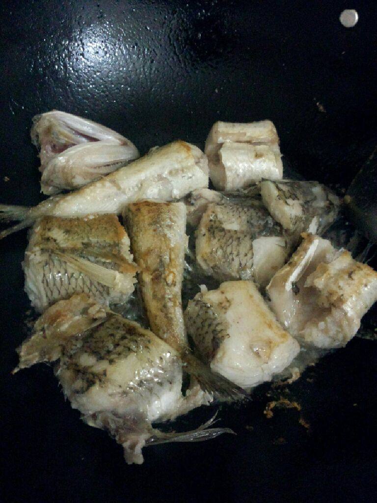 红烧狗贵鱼,锅加油烧热  把鱼放入煎  煎至两面金黄