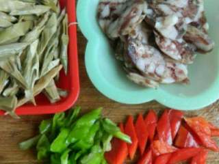 笋干炒腊肠,煮好的笋干切段，腊肠和青红椒切片。