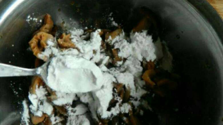 炒素黄鳝丝,腌制好的香菇丝挤干水分，放入碗中加入淀粉裹匀。